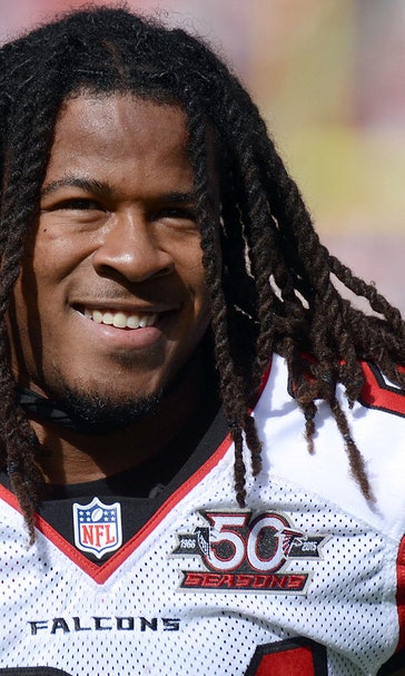 Falcons' Devonta Freeman helps 82-year-old woman with her yardwork